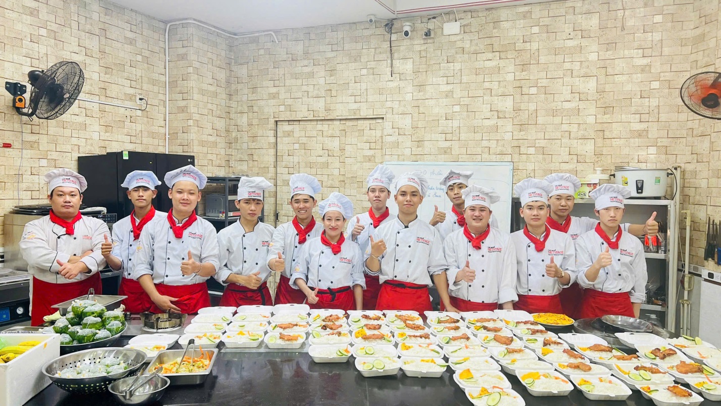 Bếp Netspace Đà Nẵng đỏ lửa - Nấu cơm bằng tay nghề, trao đi bằng yêu thương