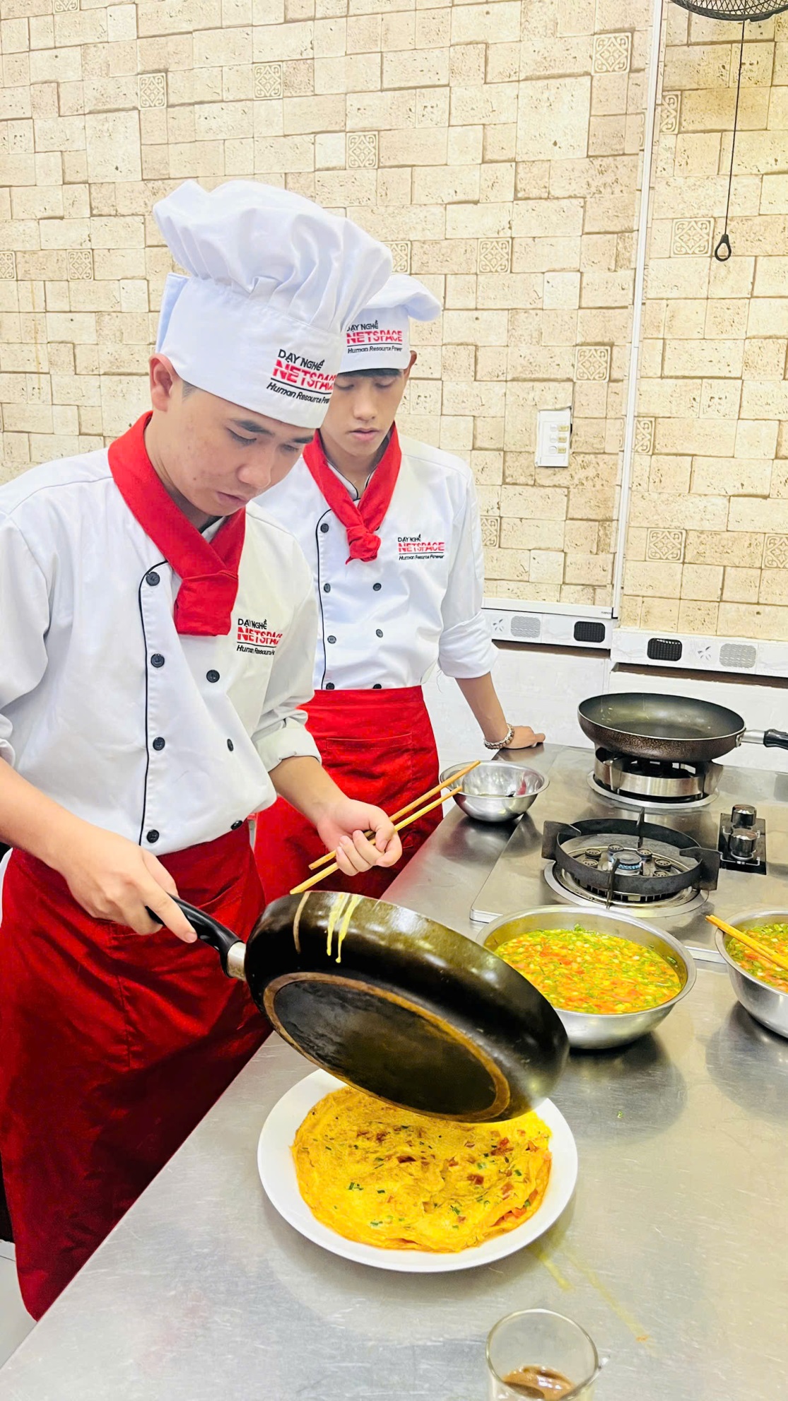 Chuẩn bị từng món ăn tỉ mỉ và đảm bảo dinh dưỡng