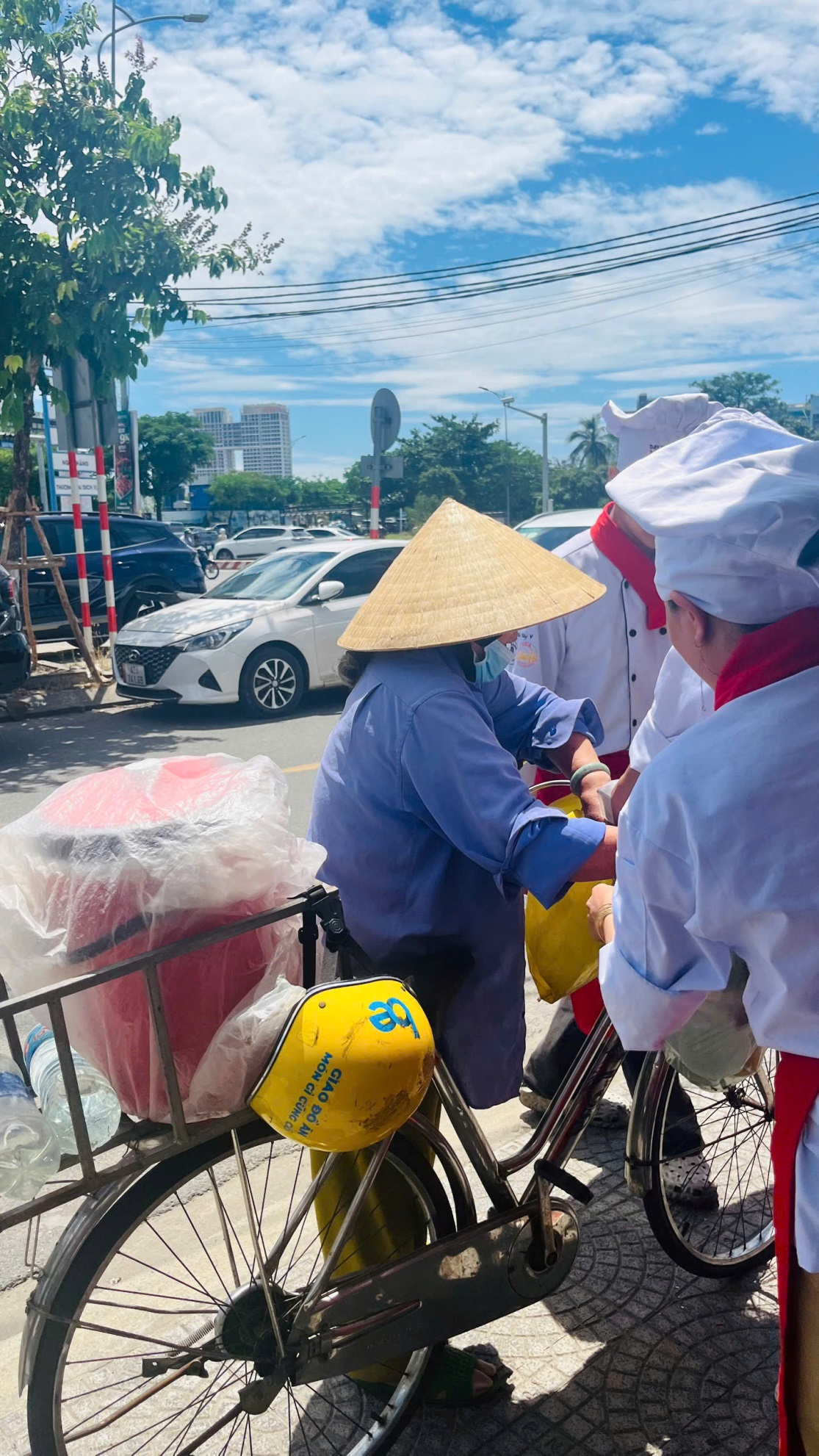 Niềm vui và nụ cười rạng rỡ của người nhận