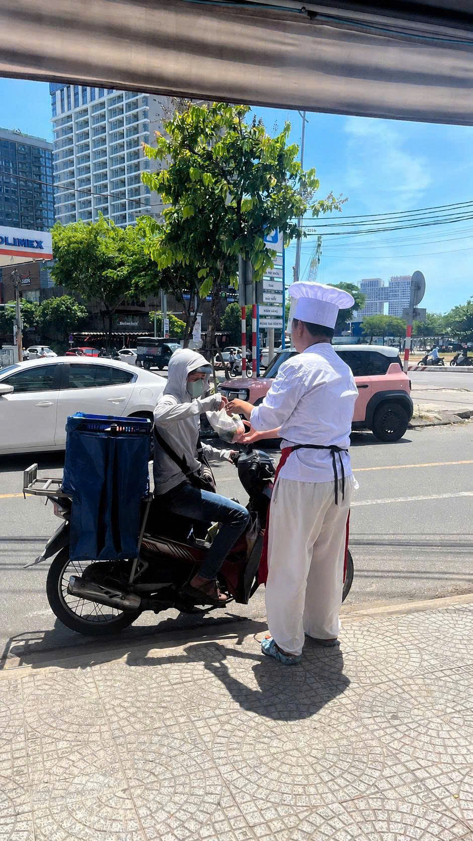 Chuẩn bị chu đáo từng phần quà trao gửi yêu thương