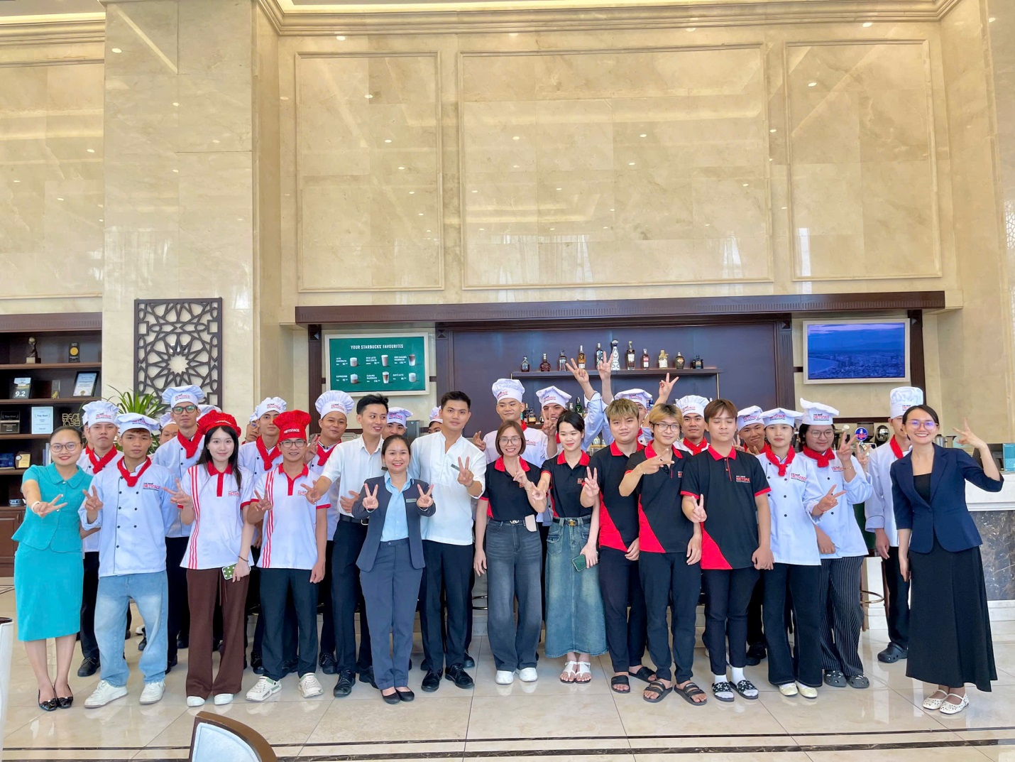 Học viên Netspace Đà Nẵng trải nghiệm môi trường nhà hàng khách sạn tại Meliá Vinpearl Danang Riverfront