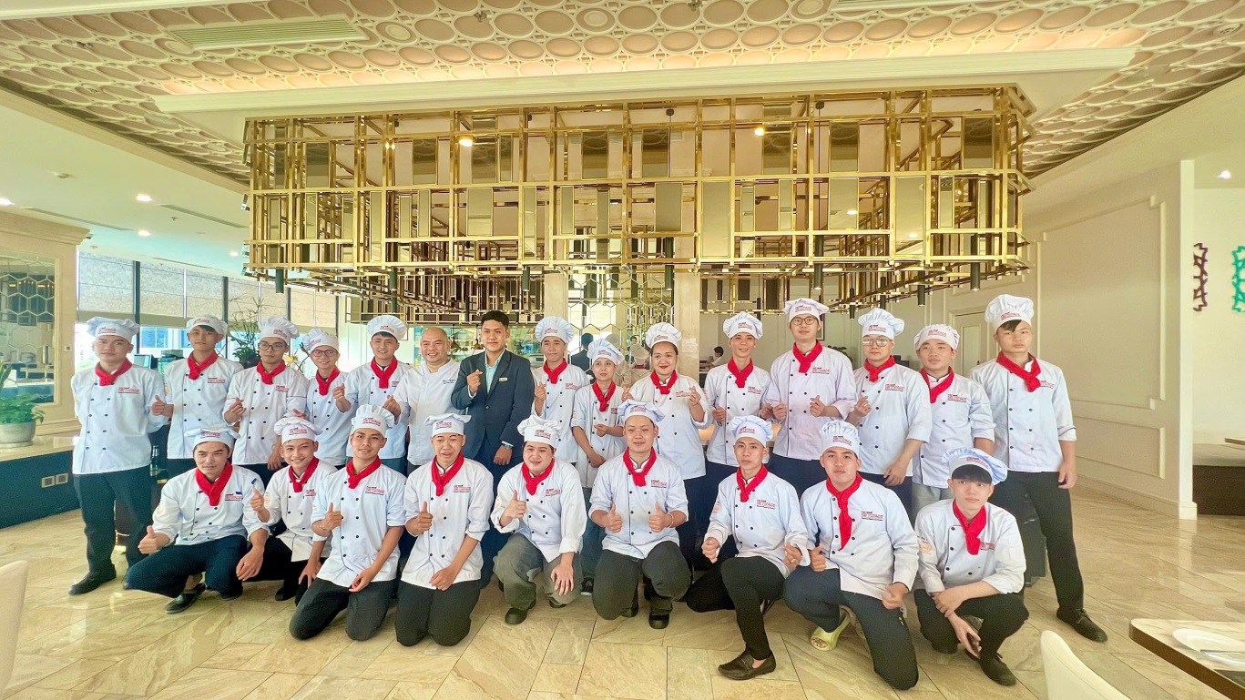 Học viên Netspace Đà Nẵng trải nghiệm môi trường nhà hàng khách sạn tại Meliá Vinpearl Danang Riverfront