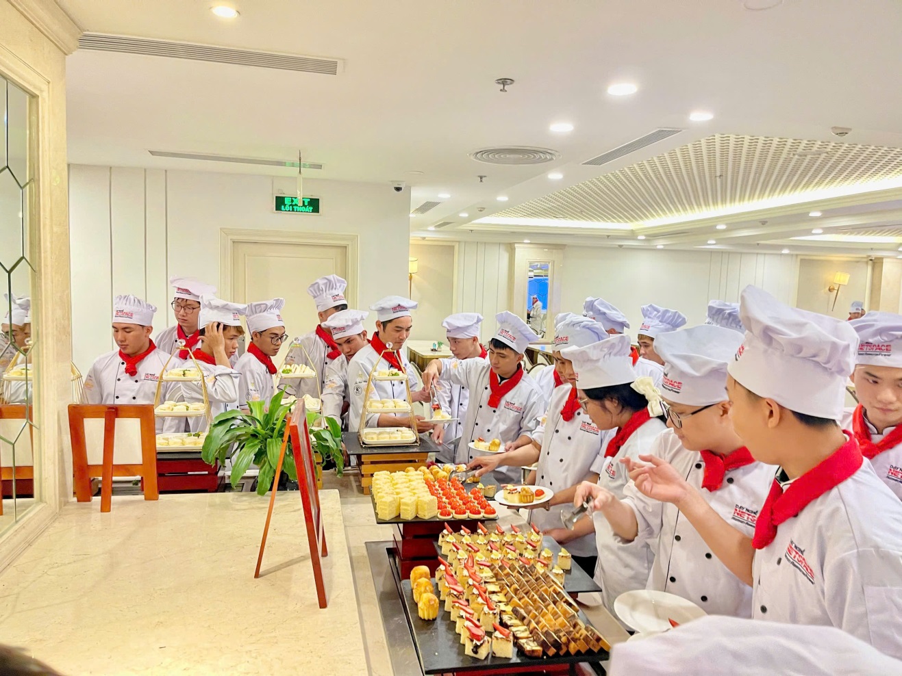Học viên Netspace Đà Nẵng trải nghiệm môi trường nhà hàng khách sạn tại Meliá Vinpearl Danang Riverfront