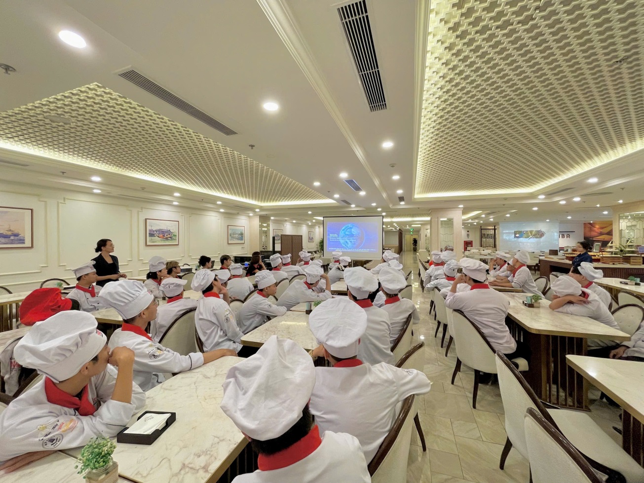 Học viên Netspace Đà Nẵng trải nghiệm môi trường nhà hàng khách sạn tại Meliá Vinpearl Danang Riverfront