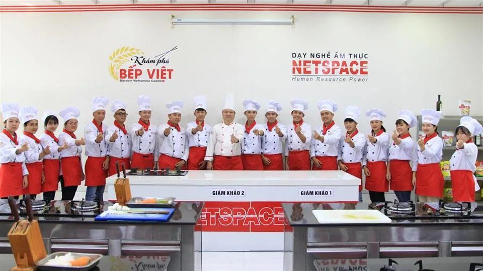 Giảng viên Netspace hướng dẫn học viên thực hành nghề bếp