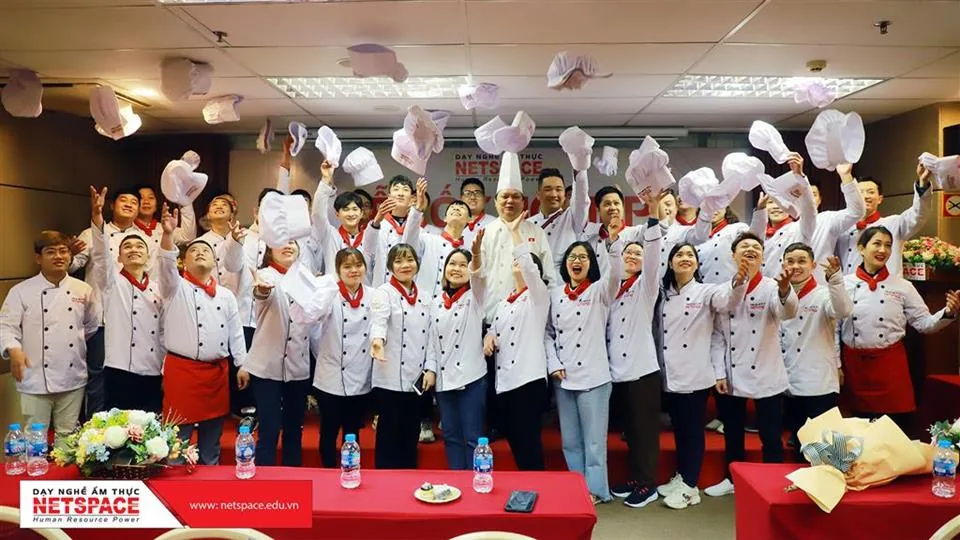 Đội ngũ giảng viên và học viên trong buổi học nghề bếp