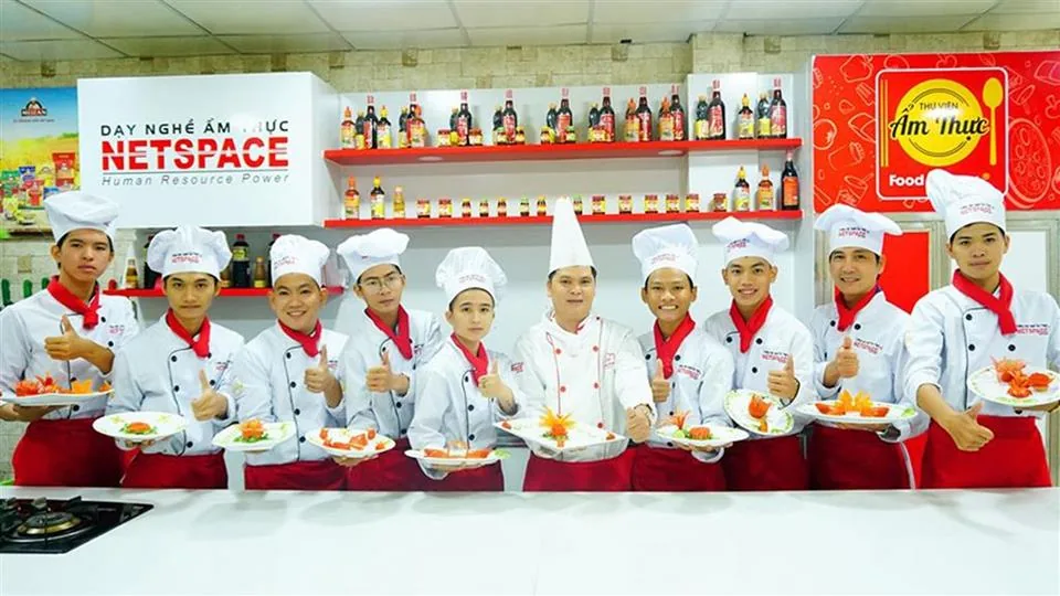 Học viên thực hành kỹ thuật chế biến món ăn