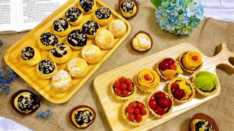 Giảng viên hướng dẫn kỹ thuật nấu ăn cho học viên
