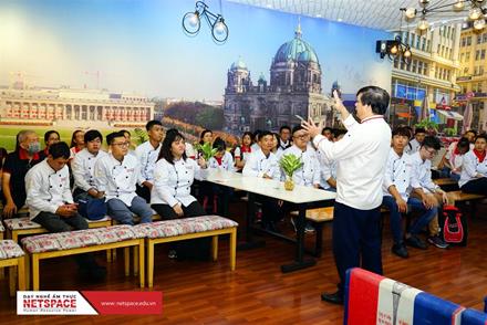 Học viên tham quan mô hình quán Trà Thầy Y