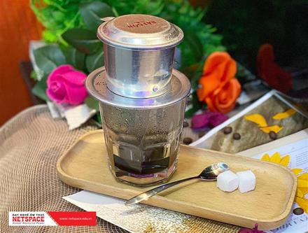 Phương pháp pha cà phê truyền thống: Cà phê đen, sữa (nóng/đá)