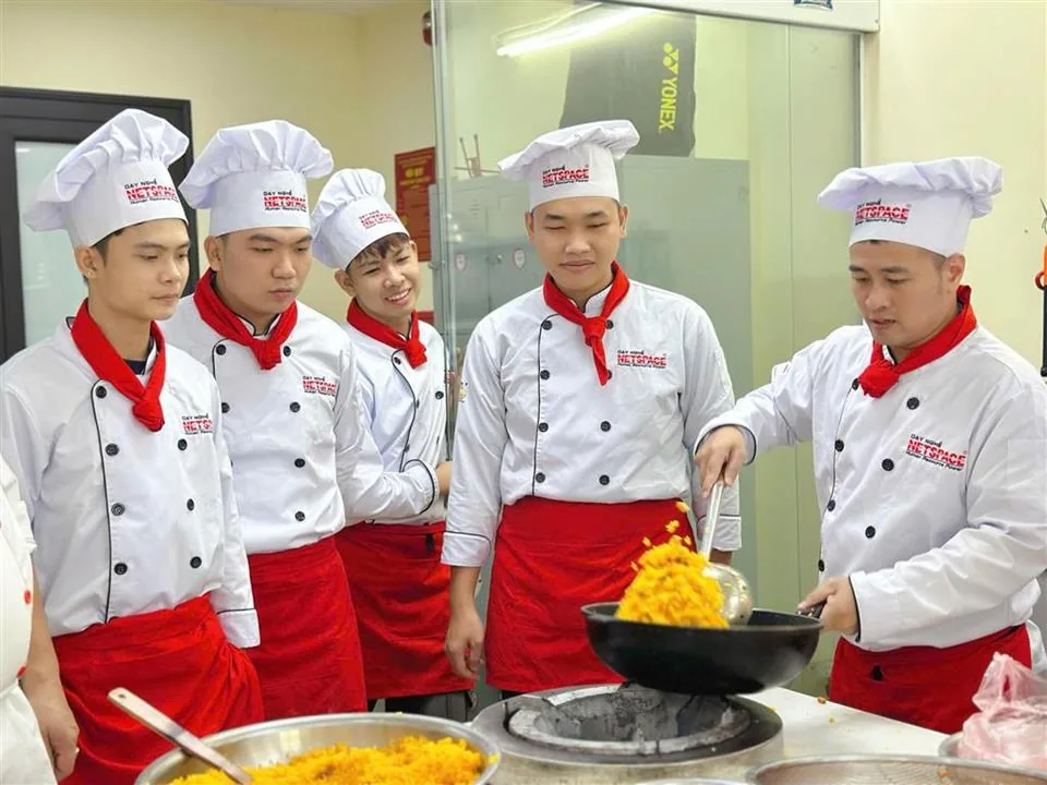 Nhóm học viên thực hành bếp